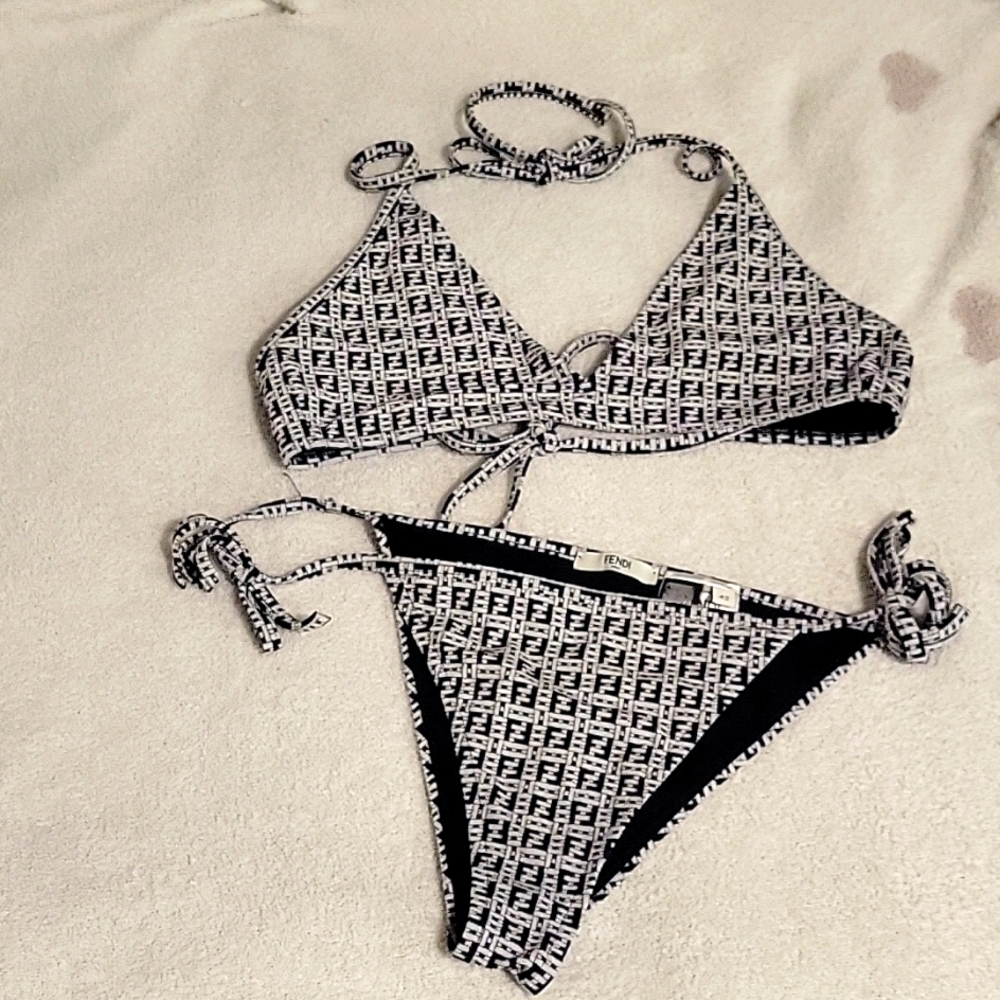 Fendi Women's Black and White Bikinis-and-tankini-sets size 42.